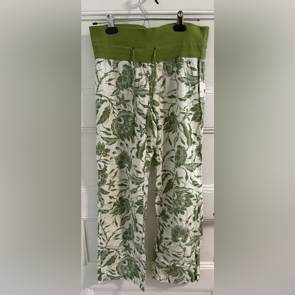 Old Navy Green and White Cropped Pants with Botanical Print